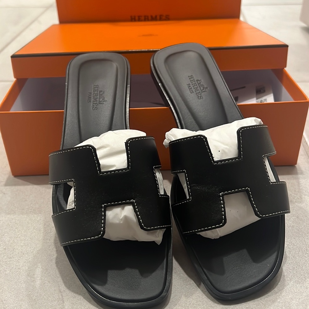 Authentic Hermes black Oran size 37 , calf skin with iconic “H” cut-out.